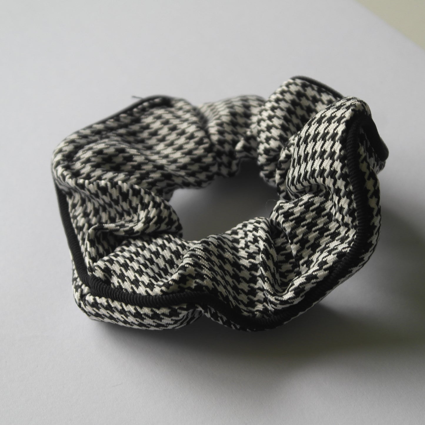 Black and white houndstooth monochrome scrunchie hair accessory New Zealand