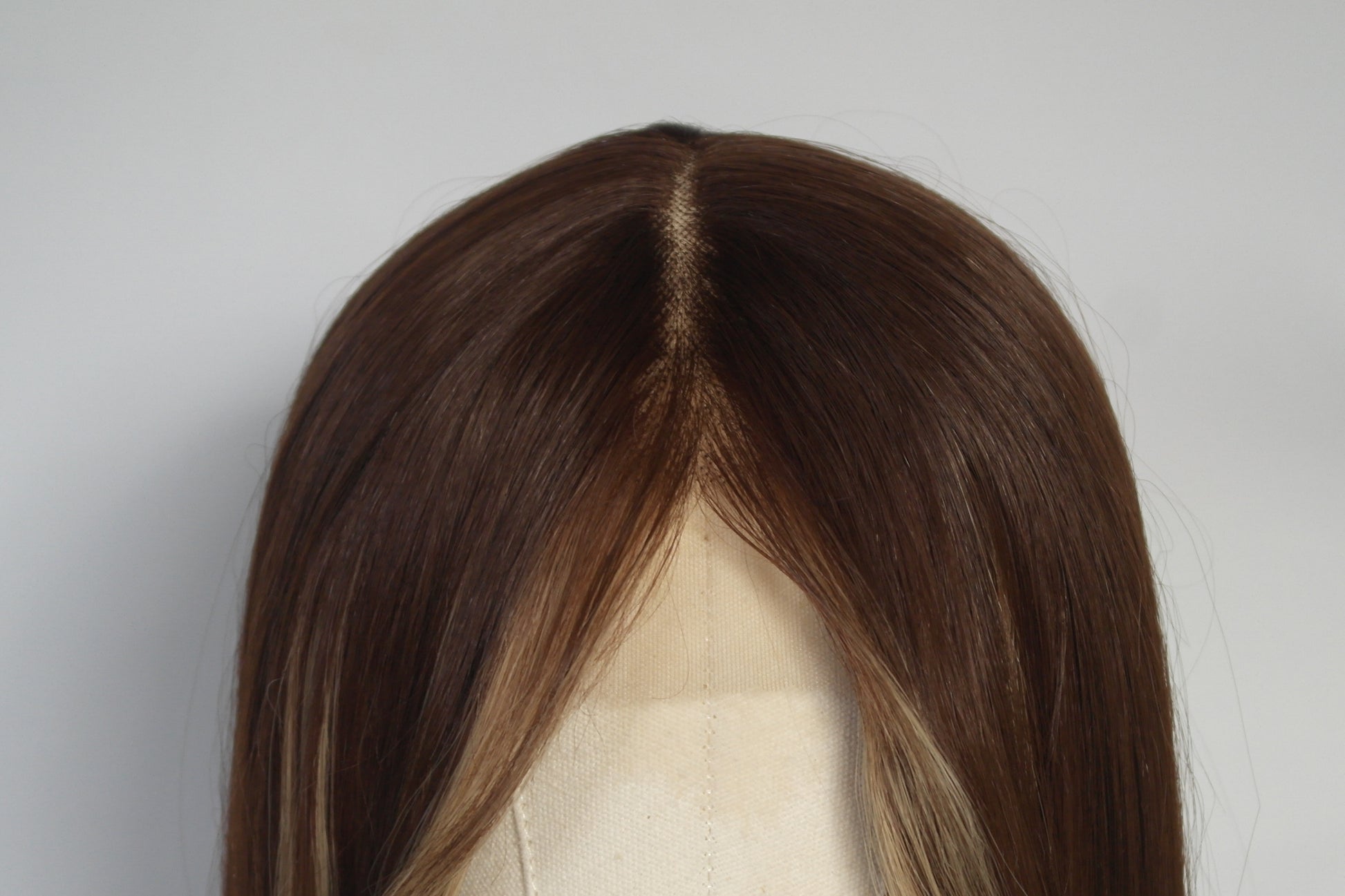 Straight Brunette Face Frame Lace Front Wig features a rich medium-brown base with blonde money piece highlights that frame the face beautifully. The sleek, straight cut creates a modern, polished look, while the brunette with blonde highlights color blend gives the perfect balance of warmth and brightness. Designed with a natural hairline and soft layers, this highlight wig is versatile for everyday wear or glam styling. Whether you’re searching for a brown wig, face frame wig